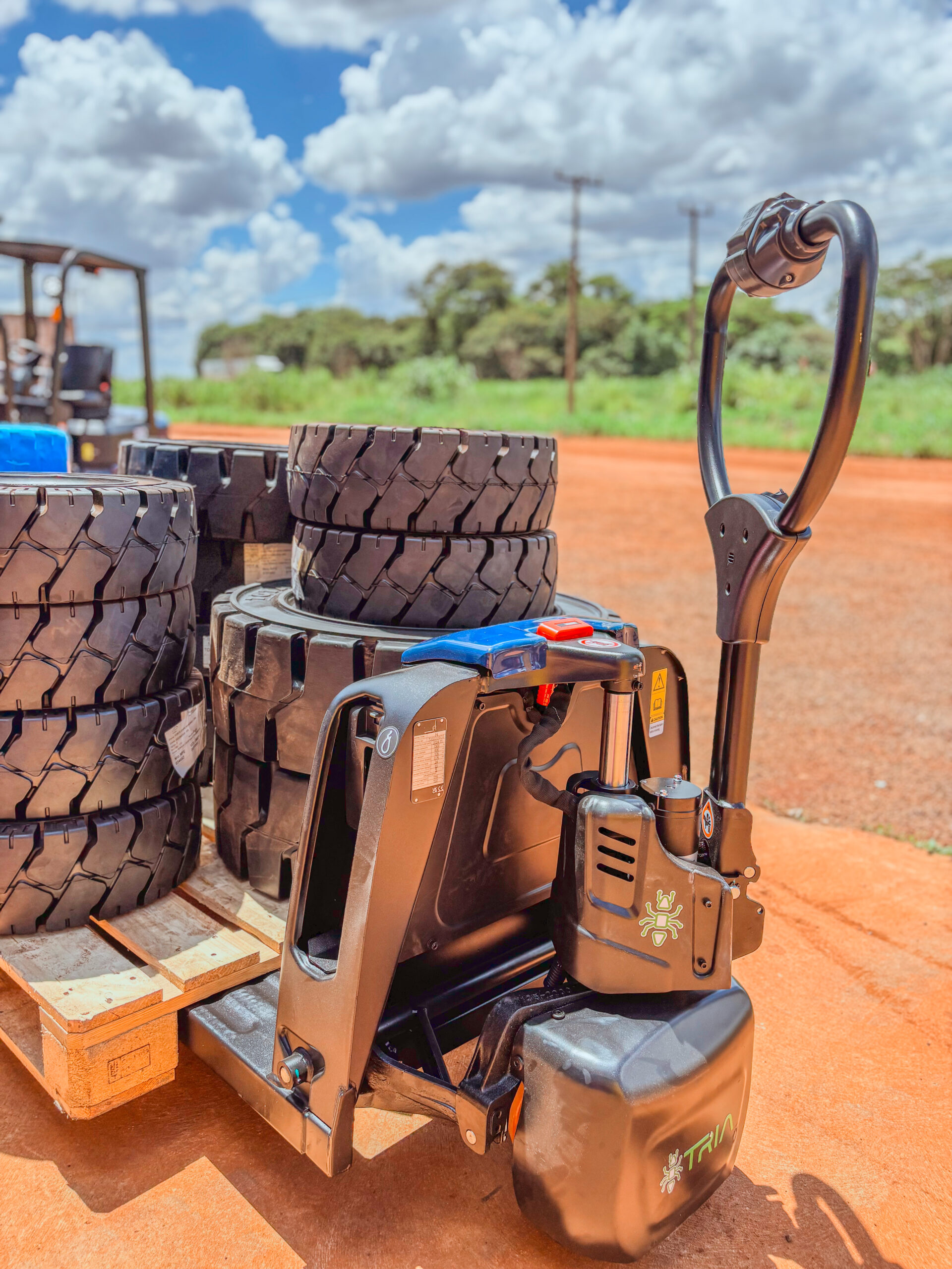 Empilhadeiras elétricas reduzem custos de manutenção e ampliam eficiência no setor logístico