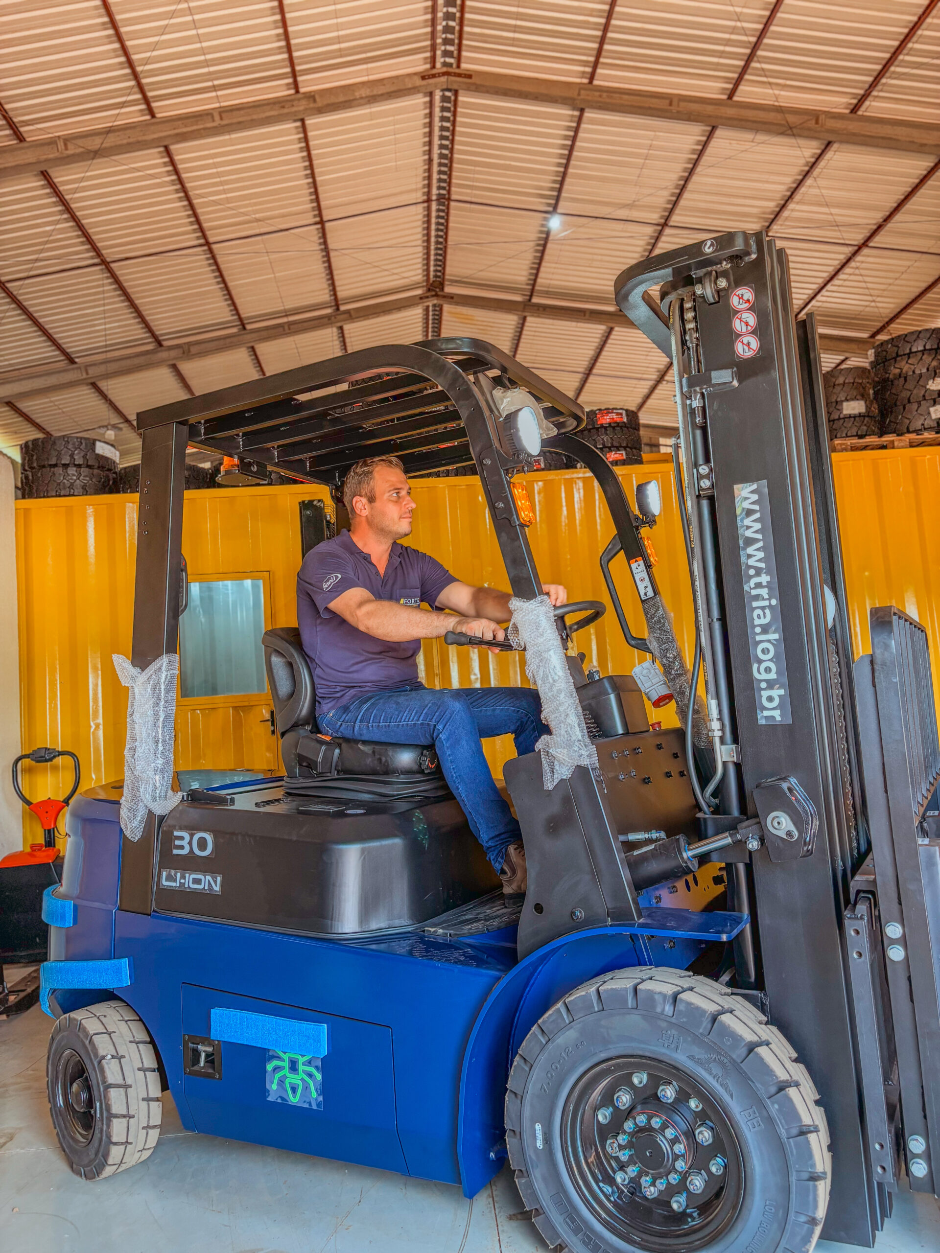 Empilhadeiras elétricas a lítio ganham força no mercado e potencializam operações.